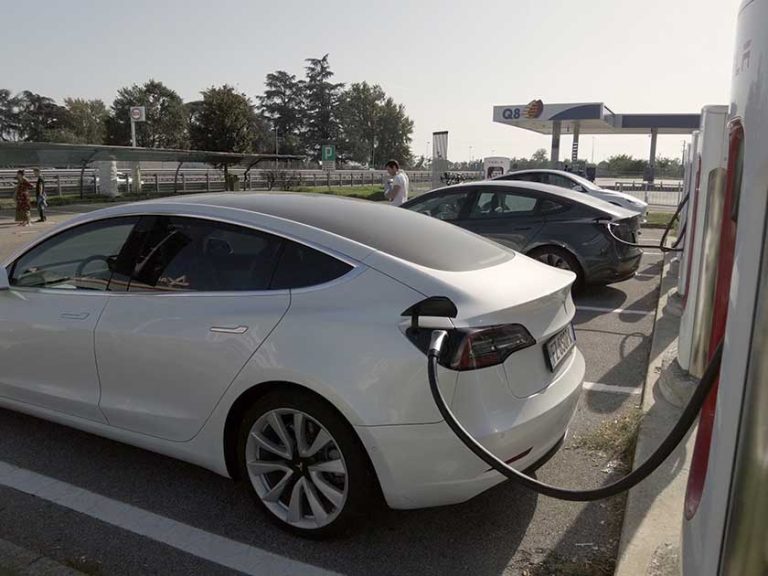 La red pública de recarga alcanza 50.000 puntos tras crecer un 10,2% en 2025