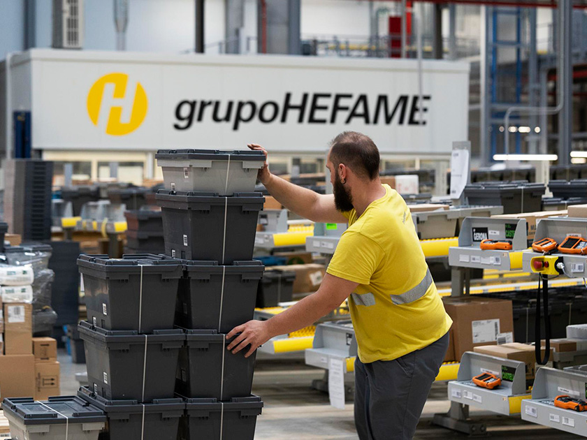 Trabajador en las instalaciones de Hefame