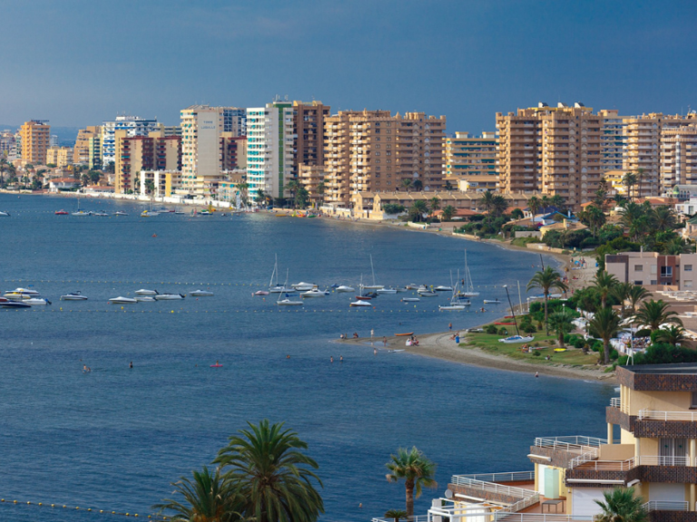 Luz verde a la rehabilitación energética de más de 250 viviendas y 6 locales de La Manga