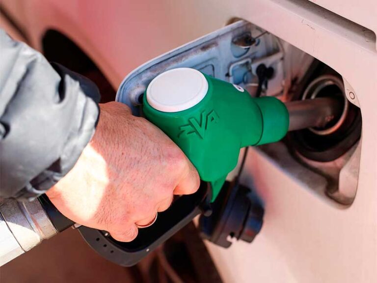 Llenar un depósito de gasolina cuesta casi 4 euros menos que a comienzos de 2025