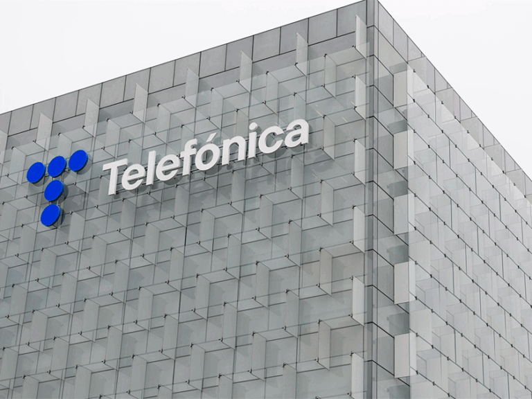Telefónica cifra en 2.500 M€ el coste del ERE y prevé ahorrar 600 millones al año desde 2028