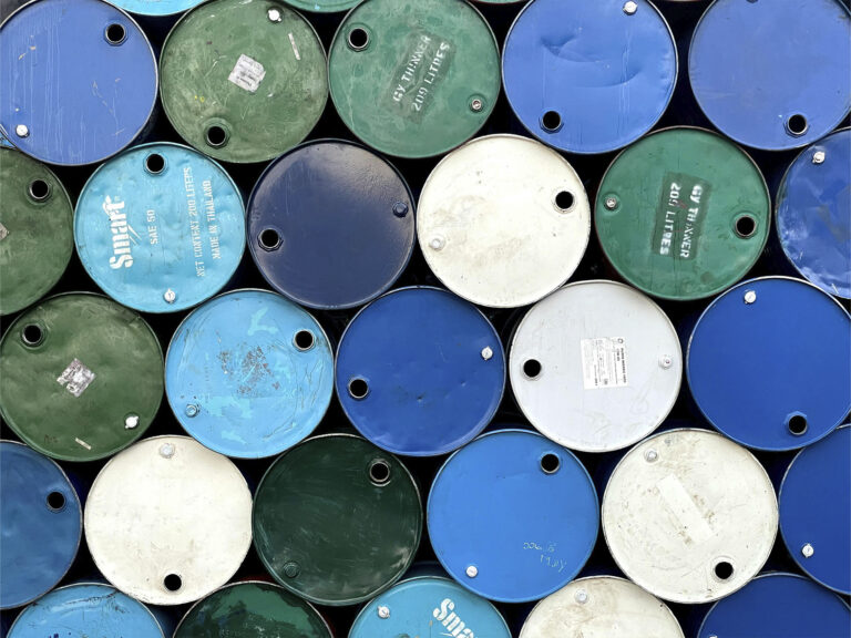 El Brent cae un 2,5% tras avances en las conversaciones de paz sobre Ucrania