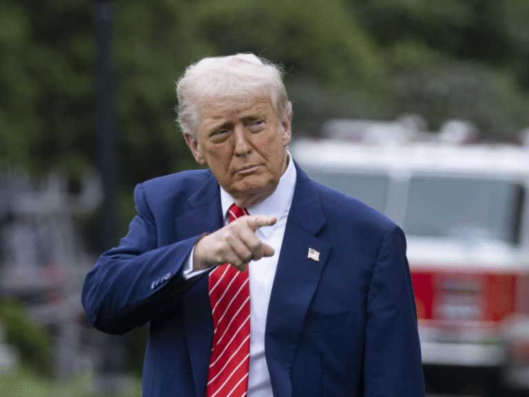 Trump sobre Stephen Colbert (CBS): «Es un desastre patético, un muerto viviente»