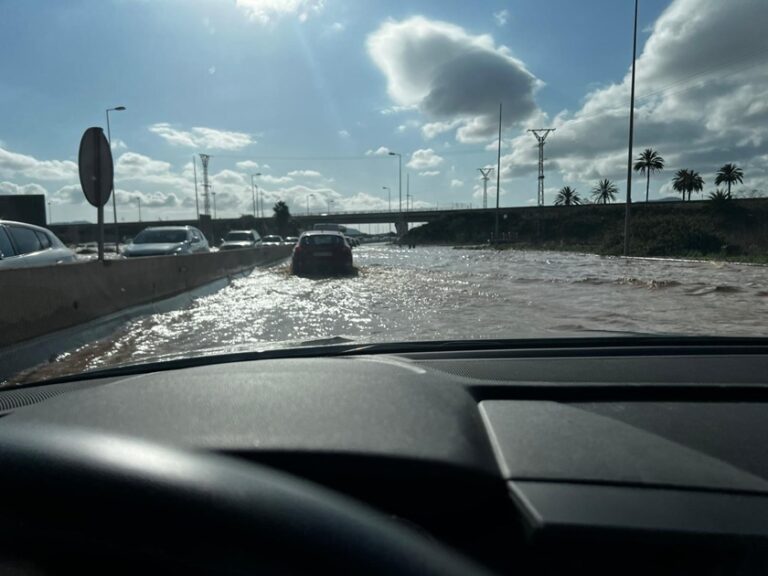 La rotura de una tubería obliga a cerrar la carretera de Las Tejeras y el camino del Sifón