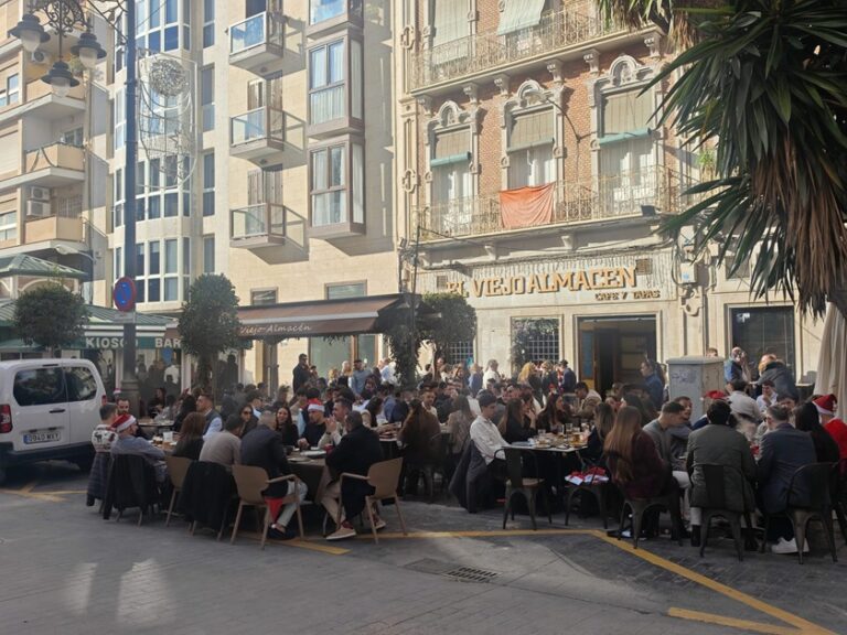 La ‘tardebuena’ vuelve a llenar las calles del centro y las cajas de bares y restaurantes