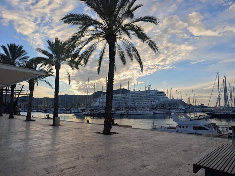 El lujoso ‘Artania’, amadrinado por Diana de Gales, abrirá la temporada de cruceros en Cartagena