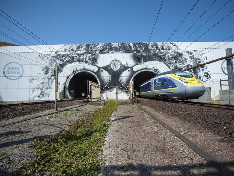 Eurostar avisa de interrupciones del servicio por un fallo eléctrico y pide aplazar los viajes