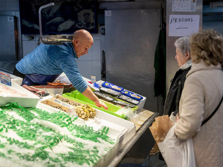 Los autónomos mantendrán en 2026 cuotas mensuales entre 200 y 590 € según ingresos