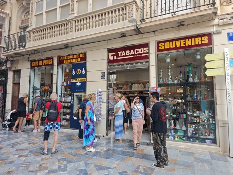 El sector servicios regional eleva un 5,8% su facturación en octubre, por encima de la media