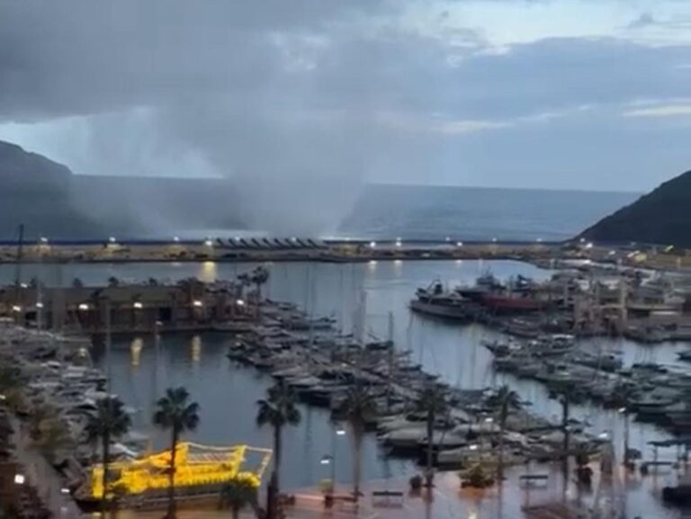 Varias mangas marinas causan daños en barcos y bares del Puerto de Mazarrón al tocar tierra