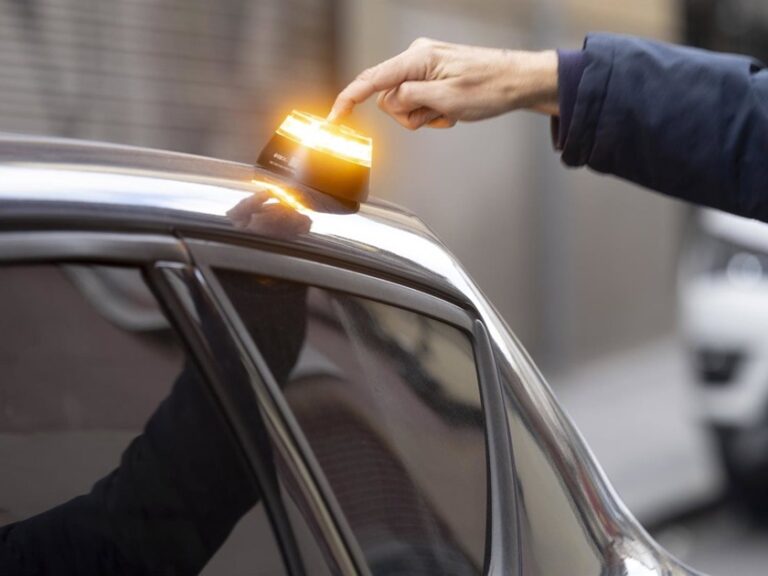 ¿Compraste una baliza V16? La DGT retira la homologación a 4 modelos