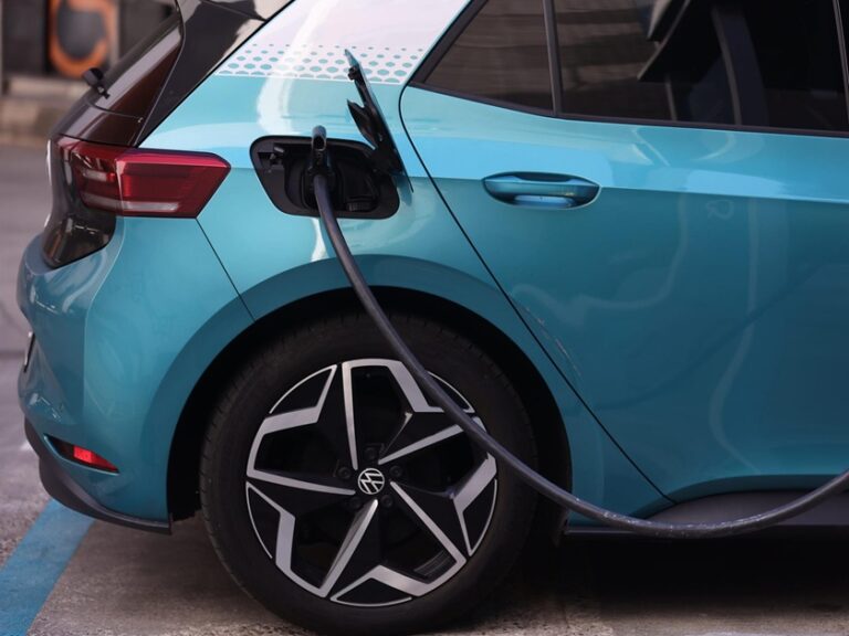 La rebaja de los carburantes modera una décima el IPC y cierra el año en el 2,9%