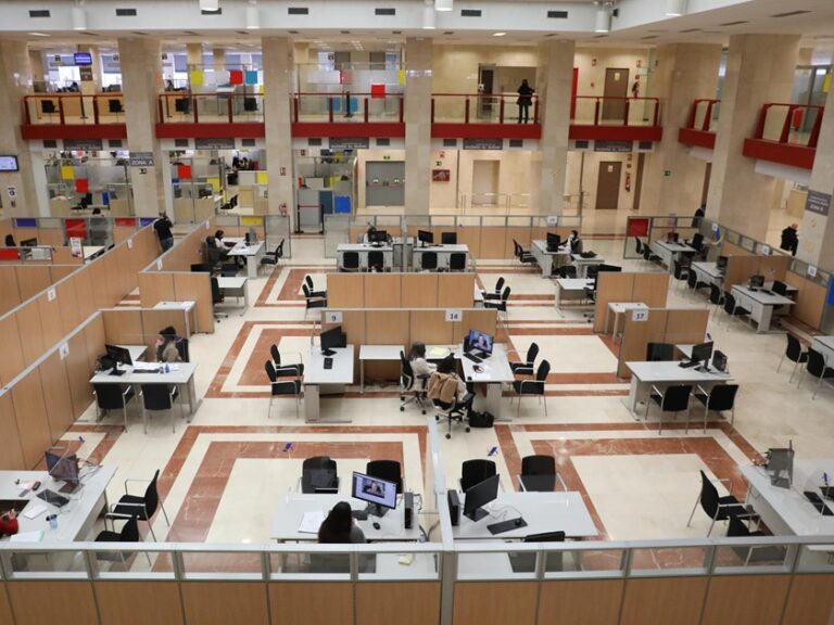 Funcionarios de la administración estatal empiezan a recibir la subida del 2,5% de 2025, según CSIF