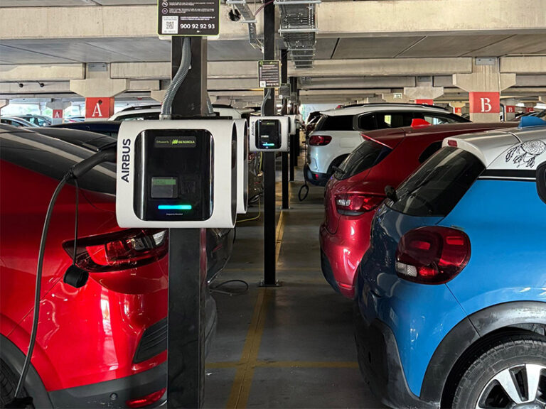 Iberdrola instala 500 puntos de recarga en los centros de Airbus en España