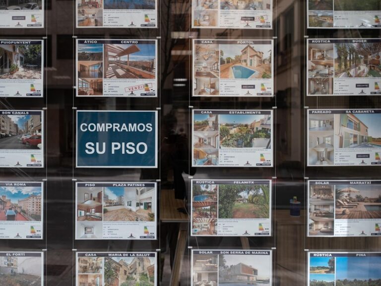 La compraventa de viviendas cayó un 1,9% en octubre, hasta las 64.290 unidades, según los notarios