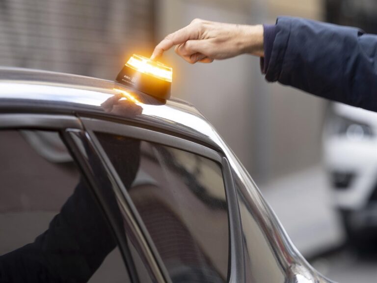 La baliza V16 ya es obligatoria y puede acarrear multas de 80 euros