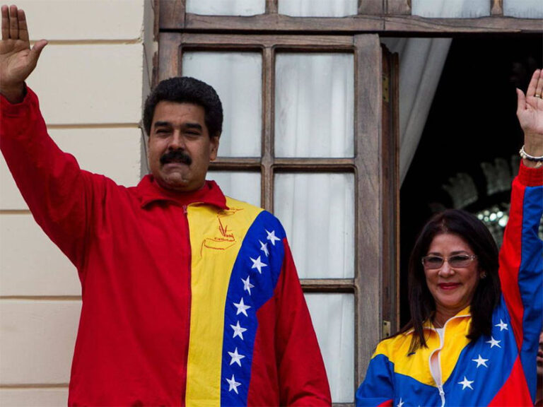 EEUU bombardea objetivos estratégicos en Venezuela y afirma haber capturado a Nicolás Maduro