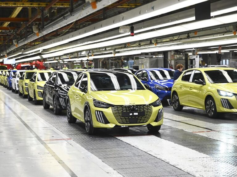 Las matriculaciones de vehículos en España suben un 12,9% en 2025, hasta 1,14 millones de unidades