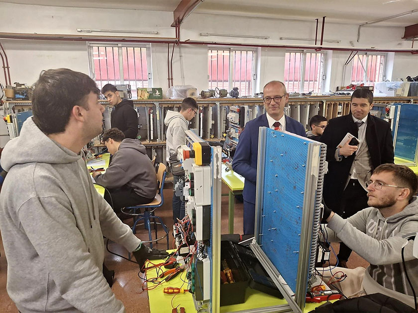 El consejero de Educación y Formación Profesional, Víctor Marín, visita el IES Sierra de Carrascoy