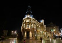 El Palacio Consistorial estrena iluminación ornamental con una inversión de 250.000 euros